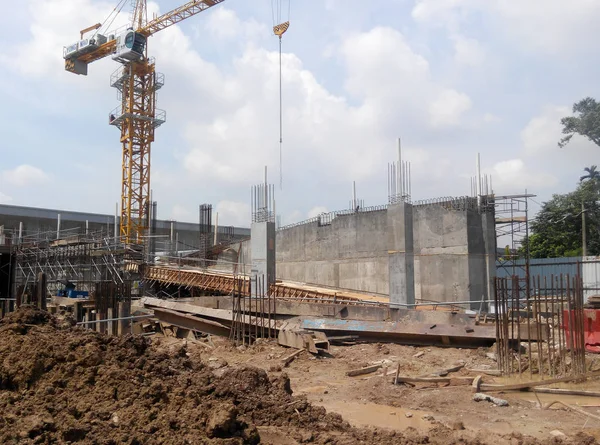 马来西亚吉隆坡 2017年1月11日 钢筋混凝土柱作为建筑工地建筑结构的一部分 工人以木材和金属模板为模子建造 — 图库照片