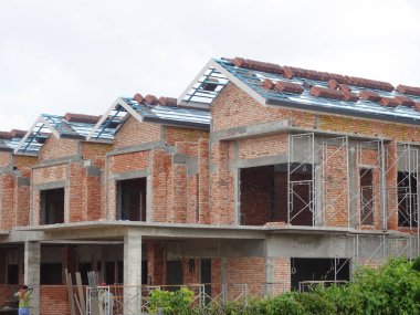 Seremban, Malezya - 18 Haziran 2019: Malezya 'da çift katlı lüks teras inşaatı sürüyor. Modern ve çağdaş stili olan bir mimar tarafından tasarlandı.. 