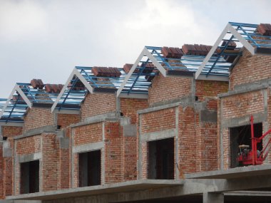 Seremban, Malezya - 18 Haziran 2019: Malezya 'da çift katlı lüks teras inşaatı sürüyor. Modern ve çağdaş stili olan bir mimar tarafından tasarlandı.. 