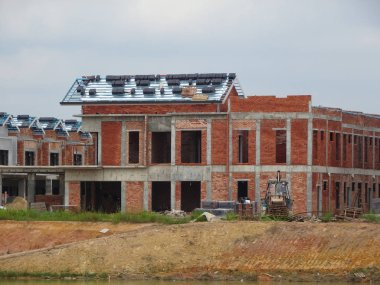 Seremban, Malezya - 18 Haziran 2019: Malezya 'da çift katlı lüks teras inşaatı sürüyor. Modern ve çağdaş stili olan bir mimar tarafından tasarlandı.. 