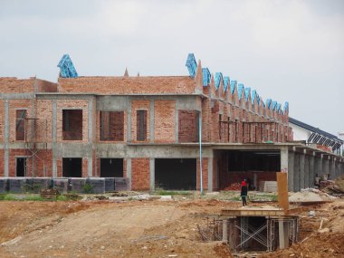 Seremban, Malezya - 18 Haziran 2019: Malezya 'da çift katlı lüks teras inşaatı sürüyor. Modern ve çağdaş stili olan bir mimar tarafından tasarlandı.. 