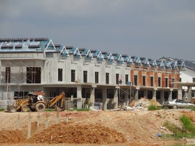 Seremban, Malezya - 18 Haziran 2019: Malezya 'da çift katlı lüks teras inşaatı sürüyor. Modern ve çağdaş stili olan bir mimar tarafından tasarlandı.. 
