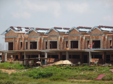 Seremban, Malezya - 18 Haziran 2019: Malezya 'da çift katlı lüks teras inşaatı sürüyor. Modern ve çağdaş stili olan bir mimar tarafından tasarlandı.. 