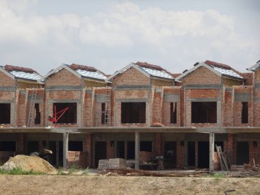 Seremban, Malezya - 18 Haziran 2019: Malezya 'da çift katlı lüks teras inşaatı sürüyor. Modern ve çağdaş stili olan bir mimar tarafından tasarlandı.. 