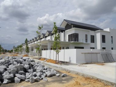Seremban, Malezya - 18 Haziran 2019: Malezya 'da çift katlı lüks teras inşaatı sürüyor. Modern ve çağdaş stili olan bir mimar tarafından tasarlandı.. 