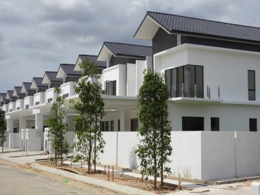 Seremban, Malezya - 18 Haziran 2019: Malezya 'da çift katlı lüks teras inşaatı sürüyor. Modern ve çağdaş stili olan bir mimar tarafından tasarlandı.. 