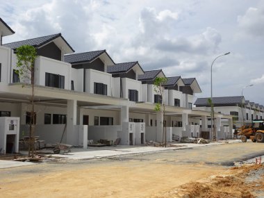 Seremban, Malezya - 18 Haziran 2019: Malezya 'da çift katlı lüks teras inşaatı sürüyor. Modern ve çağdaş stili olan bir mimar tarafından tasarlandı.. 