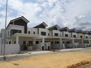 Seremban, Malezya - 18 Haziran 2019: Malezya 'da çift katlı lüks teras inşaatı sürüyor. Modern ve çağdaş stili olan bir mimar tarafından tasarlandı.. 