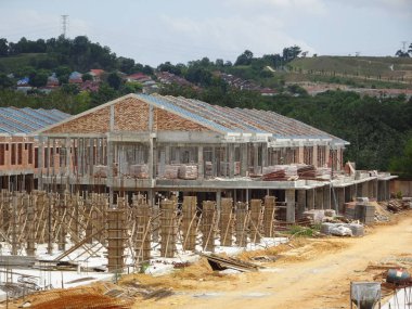 Seremban, Malezya - 18 Haziran 2019: Malezya 'da çift katlı lüks teras inşaatı sürüyor. Modern ve çağdaş stili olan bir mimar tarafından tasarlandı.. 