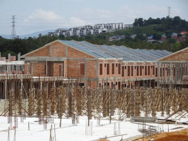 Seremban, Malezya - 18 Haziran 2019: Malezya 'da çift katlı lüks teras inşaatı sürüyor. Modern ve çağdaş stili olan bir mimar tarafından tasarlandı.. 