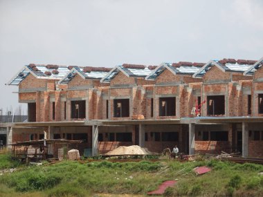 Seremban, Malezya - 18 Haziran 2019: Malezya 'da çift katlı lüks teras inşaatı sürüyor. Modern ve çağdaş stili olan bir mimar tarafından tasarlandı.. 