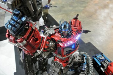 Kuala Lumpur, Malezya - 07 Nisan 2018: Transformers serisindeki kurgusal karakter Optimus Prime aksiyon figürü. Autobotlar takımının baş kahramanı. Eylem figürü toplayıcısına göre kasık bölgesini göster.   