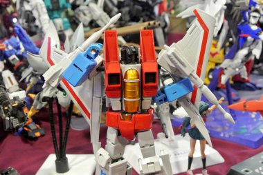 Kuala Lumpur, Malezya - 07 Nisan 2018: Transformers serisindeki kurgusal karakterin Starscream aksiyon figürü. Decepticon takımındaki antitagonist karakter. Eylem figürü toplayıcısına göre kasık bölgesini göster.   