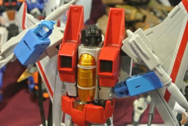 Kuala Lumpur, Malezya - 07 Nisan 2018: Transformers serisindeki kurgusal karakterin Starscream aksiyon figürü. Decepticon takımındaki antitagonist karakter. Eylem figürü toplayıcısına göre kasık bölgesini göster.   