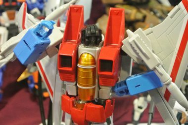 Kuala Lumpur, Malezya - 07 Nisan 2018: Transformers serisindeki kurgusal karakterin Starscream aksiyon figürü. Decepticon takımındaki antitagonist karakter. Eylem figürü toplayıcısına göre kasık bölgesini göster.   