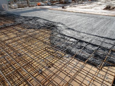 İnşaat alanındaki eski ve yeni beton arasındaki beton eklem. Gelecekte potansiyel sızıntı olması için eklem düzgünce yapılmalı..