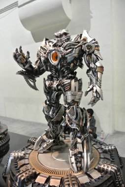 Kuala Lumpur, Malezya - 07 Nisan 2018: Transformers serisindeki kurgusal karakterin Megatron aksiyon figürü. Antitagonist karakter lideri Decepticonlar. Koleksiyoncu tarafından kasık için göster.