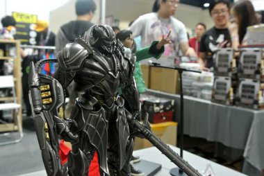 Kuala Lumpur, Malezya - 07 Nisan 2018: Transformers serisindeki kurgusal karakterin Megatron aksiyon figürü. Antitagonist karakter lideri Decepticonlar. Koleksiyoncu tarafından kasık için göster.
