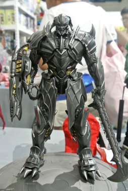Kuala Lumpur, Malezya - 07 Nisan 2018: Transformers serisindeki kurgusal karakterin Megatron aksiyon figürü. Antitagonist karakter lideri Decepticonlar. Koleksiyoncu tarafından kasık için göster.
