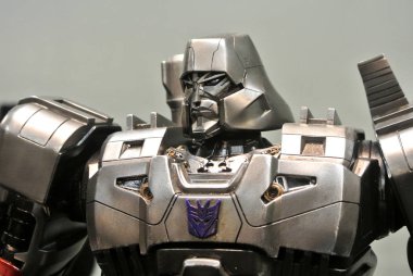 Kuala Lumpur, Malezya - 07 Nisan 2018: Transformers serisindeki kurgusal karakterin Megatron aksiyon figürü. Antitagonist karakter lideri Decepticonlar. Koleksiyoncu tarafından kasık için göster.