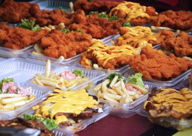 Sosis ve diğer işlenmiş gıdalar şiş ile Paketli ve masada servis. İçinde belgili tanımlık çarşı sokak hawkers tarafından satmak. 