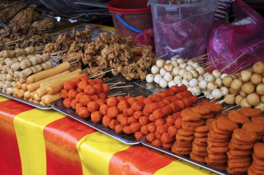 Sosis ve diğer işlenmiş gıdalar şiş ile Paketli ve masada servis. İçinde belgili tanımlık çarşı sokak hawkers tarafından satmak. 