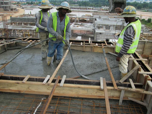 马来西亚吉隆坡 2017年5月18日 建筑工人将浇在建筑工地地板上的湿混凝土夷为平地 — 图库照片