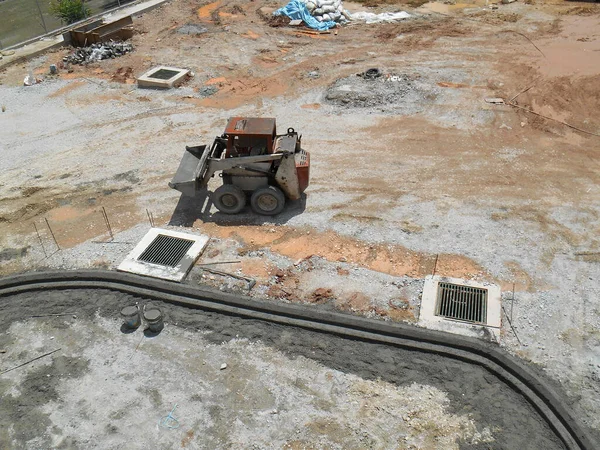 マレーシアのクアラルンプール 2017年5月3日 建設現場でコンクリート道路の縁石を作る建設労働者 標準的な金属金型を使用してIn Situ法を使用しています — ストック写真