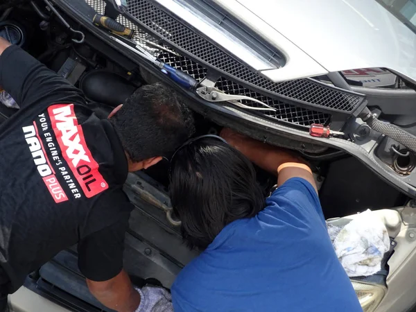 Kuala Lumpur Malajsie Března 2017 Mechanik Opravuje Vadné Auto Dílně — Stock fotografie
