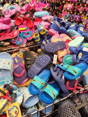 Kuala Lumpur, Malezya -02 Mayıs 2018: Farklı türde ayakkabı ve terlikler bir yerde yığılıp müşterilere satılıyor. Çeşitli marka, tasarım ve boyutlarda satılıyor..