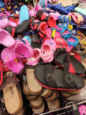 Kuala Lumpur, Malezya -02 Mayıs 2018: Farklı türde ayakkabı ve terlikler bir yerde yığılıp müşterilere satılıyor. Çeşitli marka, tasarım ve boyutlarda satılıyor..