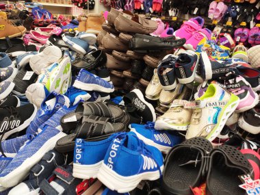 Kuala Lumpur, Malezya -02 Mayıs 2018: Farklı türde ayakkabı ve terlikler bir yerde yığılıp müşterilere satılıyor. Çeşitli marka, tasarım ve boyutlarda satılıyor..