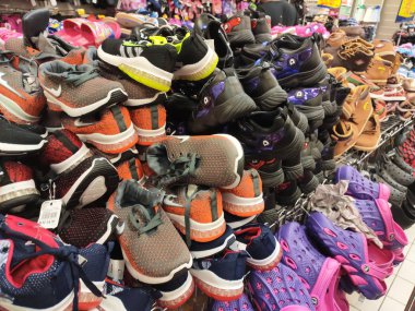 Kuala Lumpur, Malezya -02 Mayıs 2018: Farklı türde ayakkabı ve terlikler bir yerde yığılıp müşterilere satılıyor. Çeşitli marka, tasarım ve boyutlarda satılıyor..