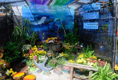 Putrajaya, Malezya - 30 Mayıs 2016: Floria Garden, Putrajaya, Malezya 'da geri dönüşüm malzemesi ve çiçek karışımından yapılmış küçük bir cep bahçesi. 