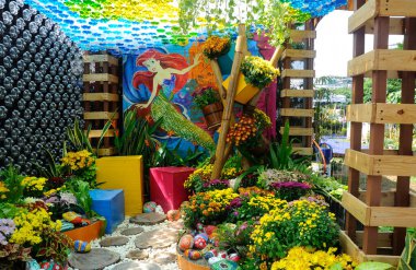 Putrajaya, Malezya - 30 Mayıs 2016: Floria Garden, Putrajaya, Malezya 'da geri dönüşüm malzemesi ve çiçek karışımından yapılmış küçük bir cep bahçesi. 