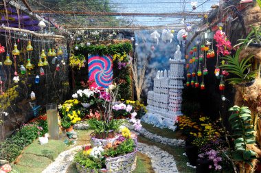 Putrajaya, Malezya - 30 Mayıs 2016: Floria Garden, Putrajaya, Malezya 'da geri dönüşüm malzemesi ve çiçek karışımından yapılmış küçük bir cep bahçesi. 