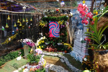 Putrajaya, Malezya - 30 Mayıs 2016: Floria Garden, Putrajaya, Malezya 'da geri dönüşüm malzemesi ve çiçek karışımından yapılmış küçük bir cep bahçesi. 