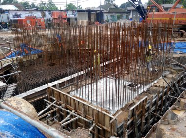 Selangor, Malezya - 14 Temmuz 2016: Beton yığını Selangor Malezya 'daki inşaat alanında beton kaplama oluşturuldu. Yığın kapağı bina temelinin bir parçasıdır.. 