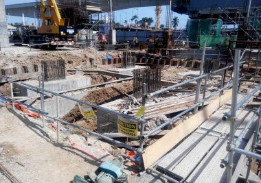 Selangor, Malezya - 14 Temmuz 2016: Beton yığını Selangor Malezya 'daki inşaat alanında beton kaplama oluşturuldu. Yığın kapağı bina temelinin bir parçasıdır.. 