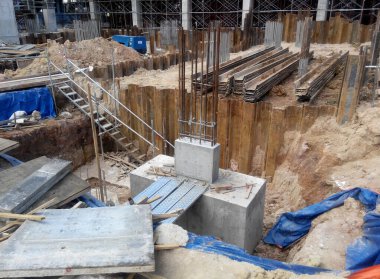 Selangor, Malezya - 14 Temmuz 2016: Beton yığını Selangor Malezya 'daki inşaat alanında beton kaplama oluşturuldu. Yığın kapağı bina temelinin bir parçasıdır.. 