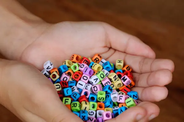 Niños Sosteniendo Mano Colorido Cubo Plástico Pequeño Con Alfabeto Impreso —  Fotos de Stock