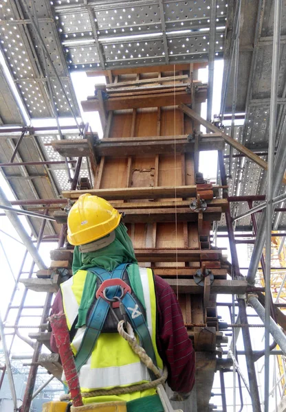 マレーシア マラッカ 2016年7月29日 マレーシア マラッカ市の建設現場において 列材加工 補強棒を製造する建設労働者 — ストック写真