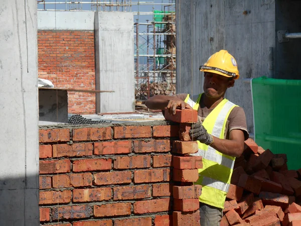 Johor Malezja Listopada 2016 Cegły Murarskie Układają Bloki Tworząc Ściany — Zdjęcie stockowe