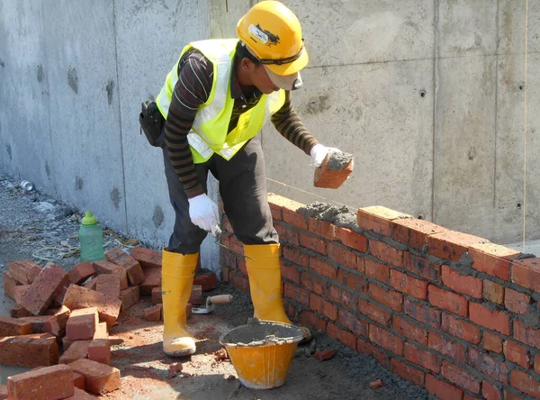 Johor Malaysia November 2016 Bricklayer Meletakkan Batu Bata Untuk Membentuk — Stok Foto