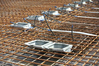 Kuala Lumpur, Malezya - 14 Mayıs 2018: Stres öncesi kablo tendonları ve önceden gerilmiş betonun bir parçası. Daha geniş kaplamalı beton levha kalitesi elde etmek için geliştirilmiş bir inşaat teknolojisi..  