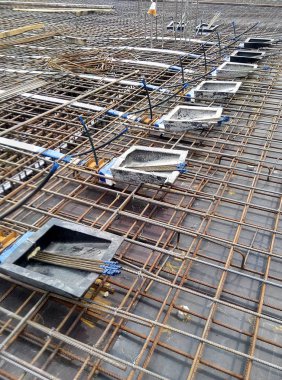 Kuala Lumpur, Malezya - 14 Mayıs 2018: Stres öncesi kablo tendonları ve önceden gerilmiş betonun bir parçası. Daha geniş kaplamalı beton levha kalitesi elde etmek için geliştirilmiş bir inşaat teknolojisi..  