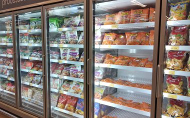 Kuala Lumpur, Malezya-10 Mayıs 2018: paketlenmiş işlenmiş gıda süpermarket büyük soğuk soğutucu düzenlenmiştir. Kategoriler ve markalar tarafından düzenlenmiş 