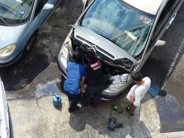 Kuala Lumpur Malezja Marca 2017 Mechanik Naprawiający Wadliwy Samochód Warsztacie — Zdjęcie stockowe