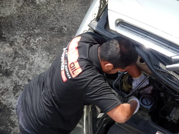 Kuala Lumpur Malaysia March 2017 Mechanic Repairing Faulty Car Workshop — Stock Photo, Image