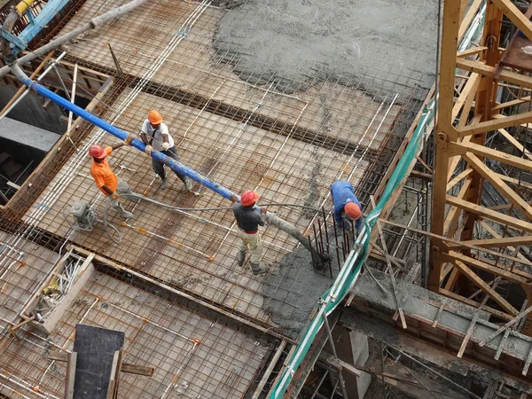 Kuala Lumpur Malaysia Mai 2017 Bauarbeiter Gießen Nassen Beton Mit — Stockfoto